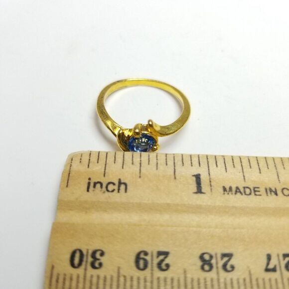 Vintatge Blue Rhinestone Solitare Ring, Gold Tone Band, Minimal Design, Estate - Picture 3 of 7